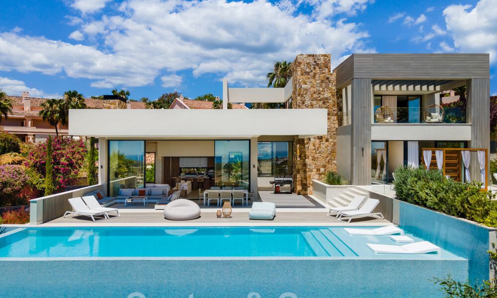 Villa de lujo de estilo contemporáneo en venta con vistas al mar en el valle del golf de Nueva Andalucía en Marbella 43311