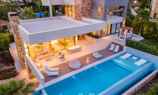 Villa de lujo de estilo contemporáneo en venta con vistas al mar en el valle del golf de Nueva Andalucía en Marbella 43317 