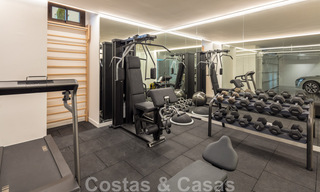 Villa de lujo de estilo contemporáneo en venta con vistas al mar en el valle del golf de Nueva Andalucía en Marbella 43318 