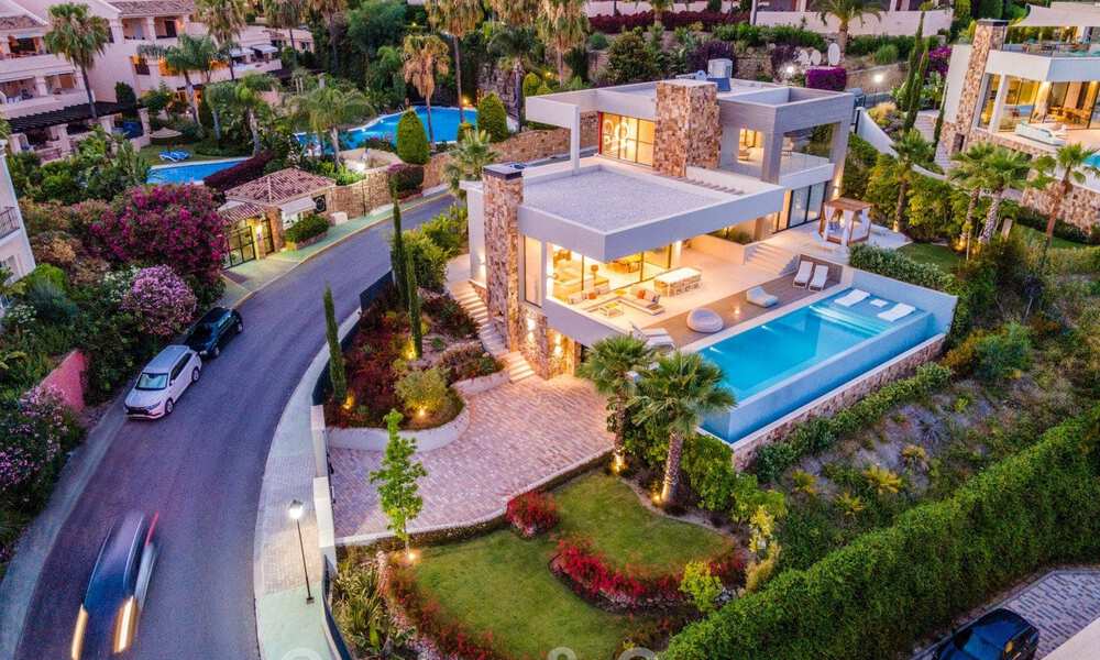 Villa de lujo de estilo contemporáneo en venta con vistas al mar en el valle del golf de Nueva Andalucía en Marbella 43319