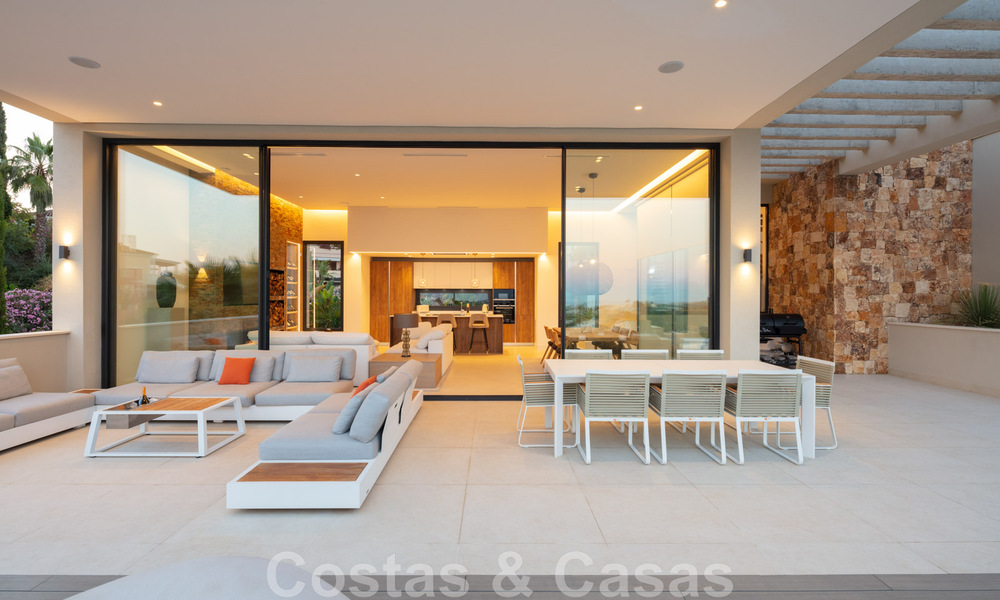 Villa de lujo de estilo contemporáneo en venta con vistas al mar en el valle del golf de Nueva Andalucía en Marbella 43320