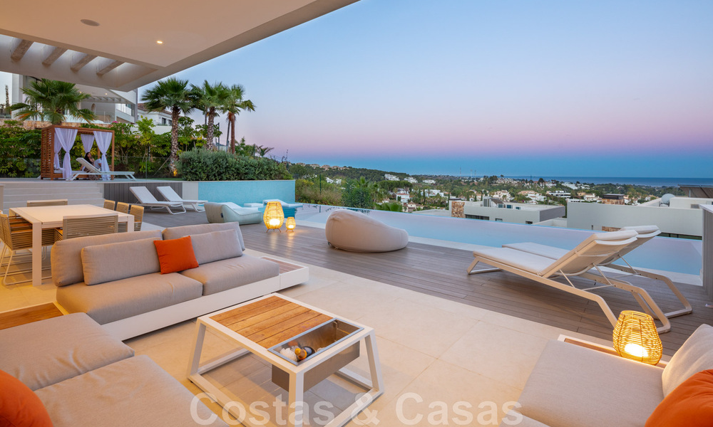 Villa de lujo de estilo contemporáneo en venta con vistas al mar en el valle del golf de Nueva Andalucía en Marbella 43322