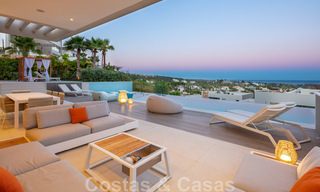 Villa de lujo de estilo contemporáneo en venta con vistas al mar en el valle del golf de Nueva Andalucía en Marbella 43322 
