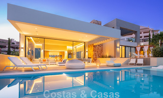 Villa de lujo de estilo contemporáneo en venta con vistas al mar en el valle del golf de Nueva Andalucía en Marbella 43323 