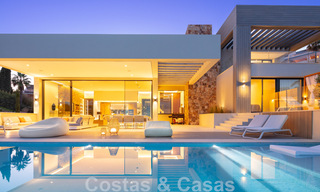 Villa de lujo de estilo contemporáneo en venta con vistas al mar en el valle del golf de Nueva Andalucía en Marbella 43324 
