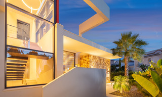Villa de lujo de estilo contemporáneo en venta con vistas al mar en el valle del golf de Nueva Andalucía en Marbella 43325 