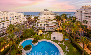Ático de lujo en venta, renovado en estilo contemporáneo, con vistas al mar en un complejo seguro en la ciudad de Marbella 43101 