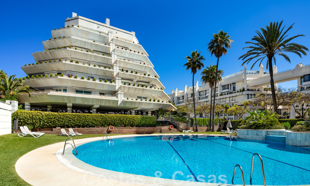 Ático de lujo en venta, renovado en estilo contemporáneo, con vistas al mar en un complejo seguro en la ciudad de Marbella 43104