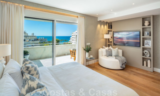 Ático de lujo en venta, renovado en estilo contemporáneo, con vistas al mar en un complejo seguro en la ciudad de Marbella 43106 