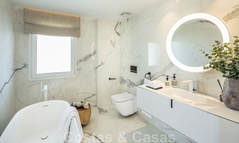 Ático de lujo en venta, renovado en estilo contemporáneo, con vistas al mar en un complejo seguro en la ciudad de Marbella 43107