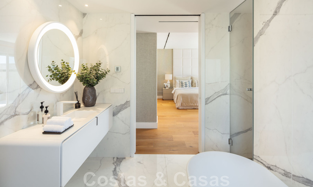 Ático de lujo en venta, renovado en estilo contemporáneo, con vistas al mar en un complejo seguro en la ciudad de Marbella 43108