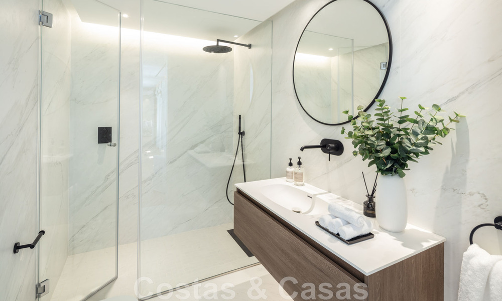 Ático de lujo en venta, renovado en estilo contemporáneo, con vistas al mar en un complejo seguro en la ciudad de Marbella 43110