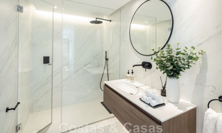 Ático de lujo en venta, renovado en estilo contemporáneo, con vistas al mar en un complejo seguro en la ciudad de Marbella 43110 