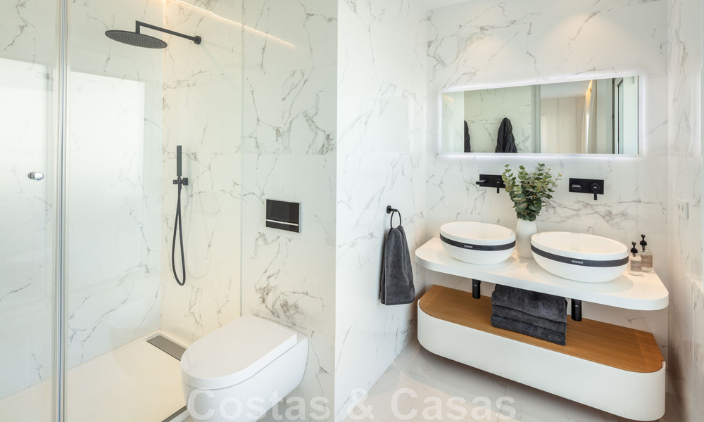 Ático de lujo en venta, renovado en estilo contemporáneo, con vistas al mar en un complejo seguro en la ciudad de Marbella 43112