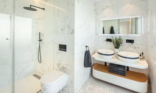 Ático de lujo en venta, renovado en estilo contemporáneo, con vistas al mar en un complejo seguro en la ciudad de Marbella 43112 