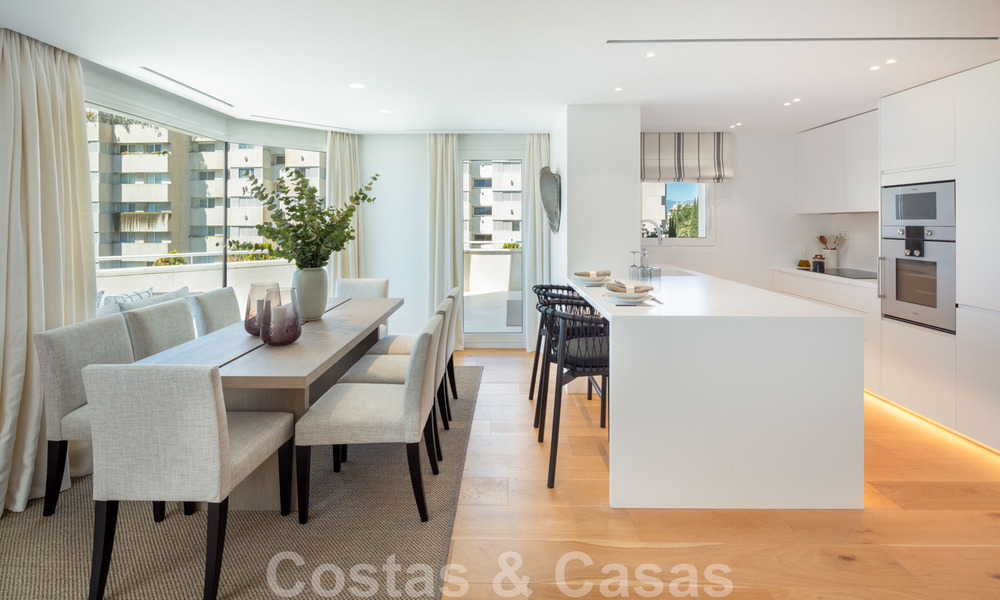 Ático de lujo en venta, renovado en estilo contemporáneo, con vistas al mar en un complejo seguro en la ciudad de Marbella 43115