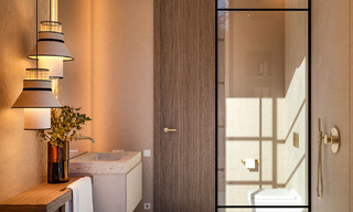 Mundano, villa de lujo en venta de estilo contemporáneo, a poca distancia de todos los servicios y las playas de la Milla de Oro, Marbella 43203 