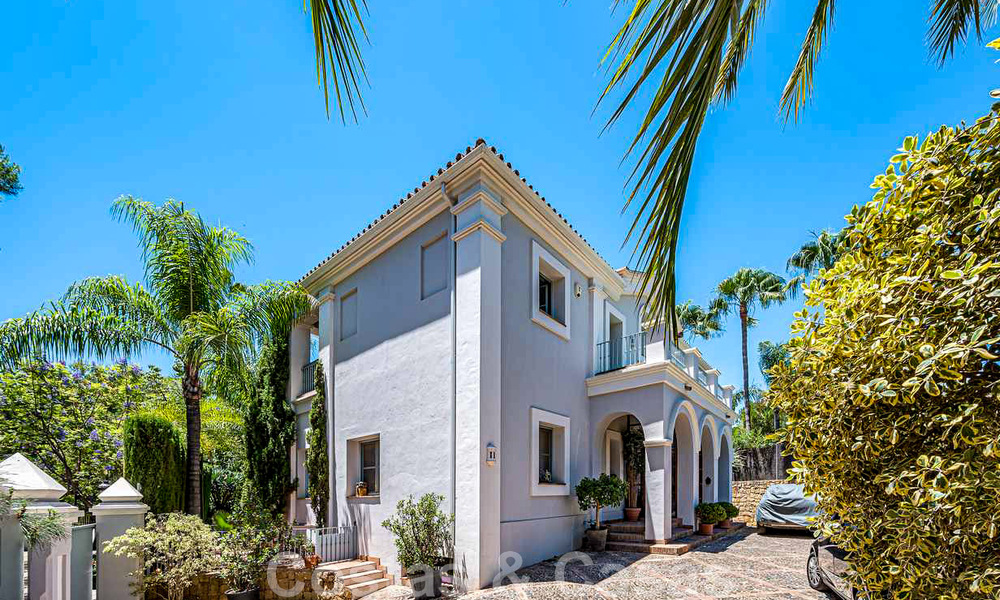 Se vende romántica villa familiar de estilo clásico, en una de las zonas residenciales más exclusivas y privilegiada de la Milla de Oro de Marbella 43008