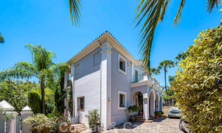 Se vende romántica villa familiar de estilo clásico, en una de las zonas residenciales más exclusivas y privilegiada de la Milla de Oro de Marbella 43008 