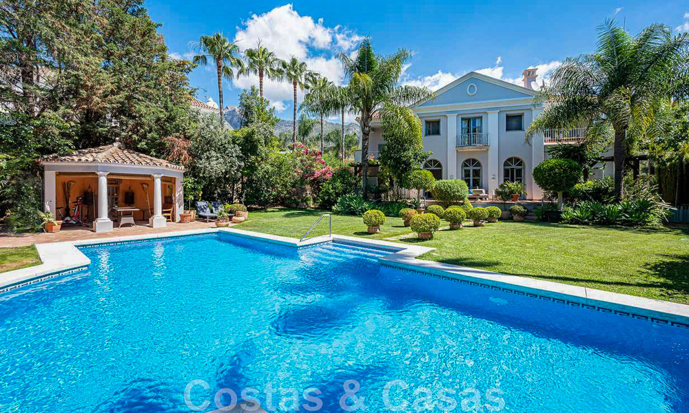 Se vende romántica villa familiar de estilo clásico, en una de las zonas residenciales más exclusivas y privilegiada de la Milla de Oro de Marbella 43009