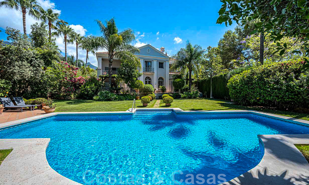 Se vende romántica villa familiar de estilo clásico, en una de las zonas residenciales más exclusivas y privilegiada de la Milla de Oro de Marbella 43012