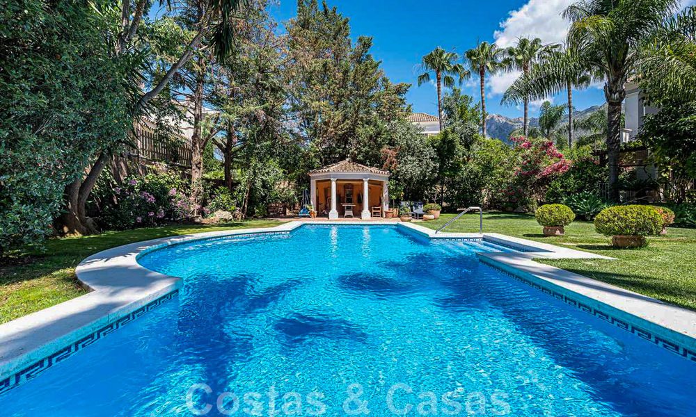 Se vende romántica villa familiar de estilo clásico, en una de las zonas residenciales más exclusivas y privilegiada de la Milla de Oro de Marbella 43013
