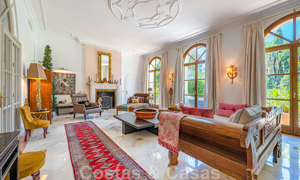 Se vende romántica villa familiar de estilo clásico, en una de las zonas residenciales más exclusivas y privilegiada de la Milla de Oro de Marbella 43016