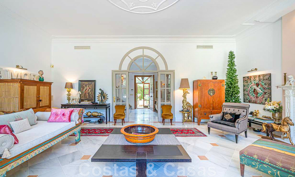 Se vende romántica villa familiar de estilo clásico, en una de las zonas residenciales más exclusivas y privilegiada de la Milla de Oro de Marbella 43017