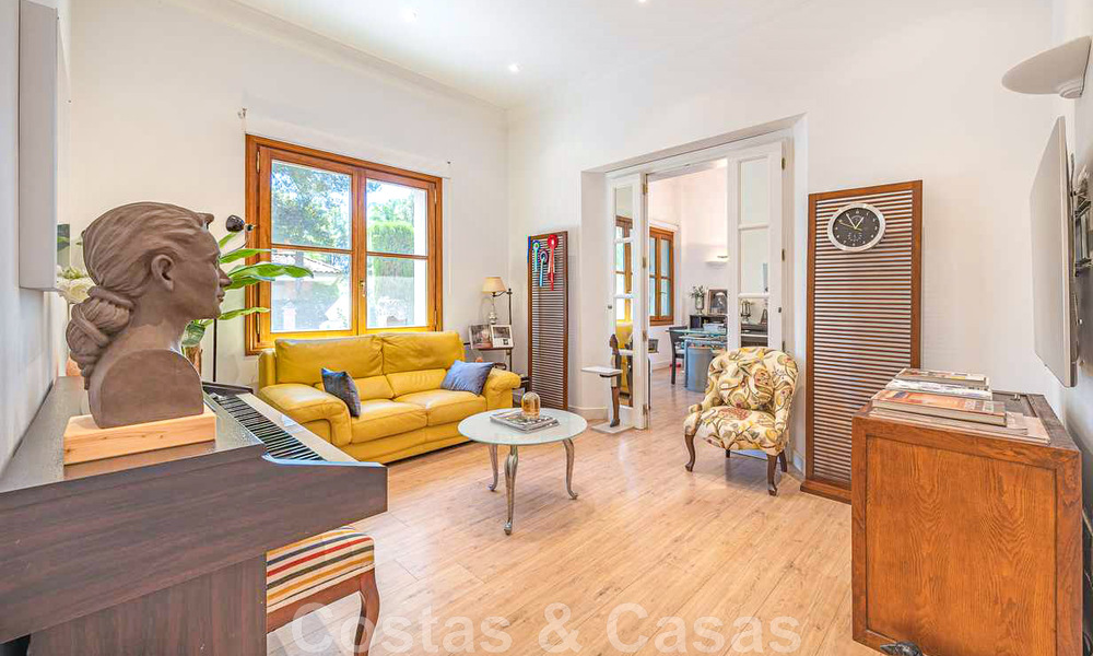 Se vende romántica villa familiar de estilo clásico, en una de las zonas residenciales más exclusivas y privilegiada de la Milla de Oro de Marbella 43019