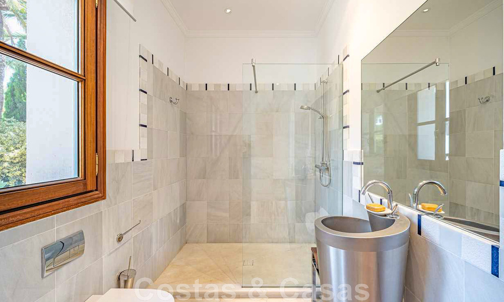 Se vende romántica villa familiar de estilo clásico, en una de las zonas residenciales más exclusivas y privilegiada de la Milla de Oro de Marbella 43020