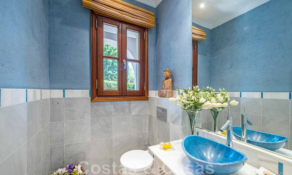 Se vende romántica villa familiar de estilo clásico, en una de las zonas residenciales más exclusivas y privilegiada de la Milla de Oro de Marbella 43021