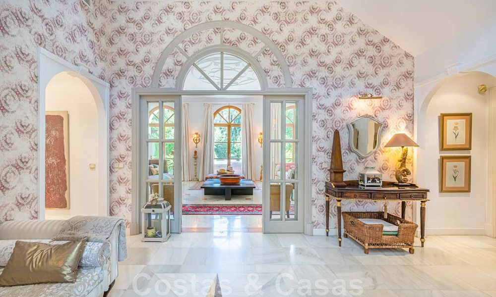 Se vende romántica villa familiar de estilo clásico, en una de las zonas residenciales más exclusivas y privilegiada de la Milla de Oro de Marbella 43022