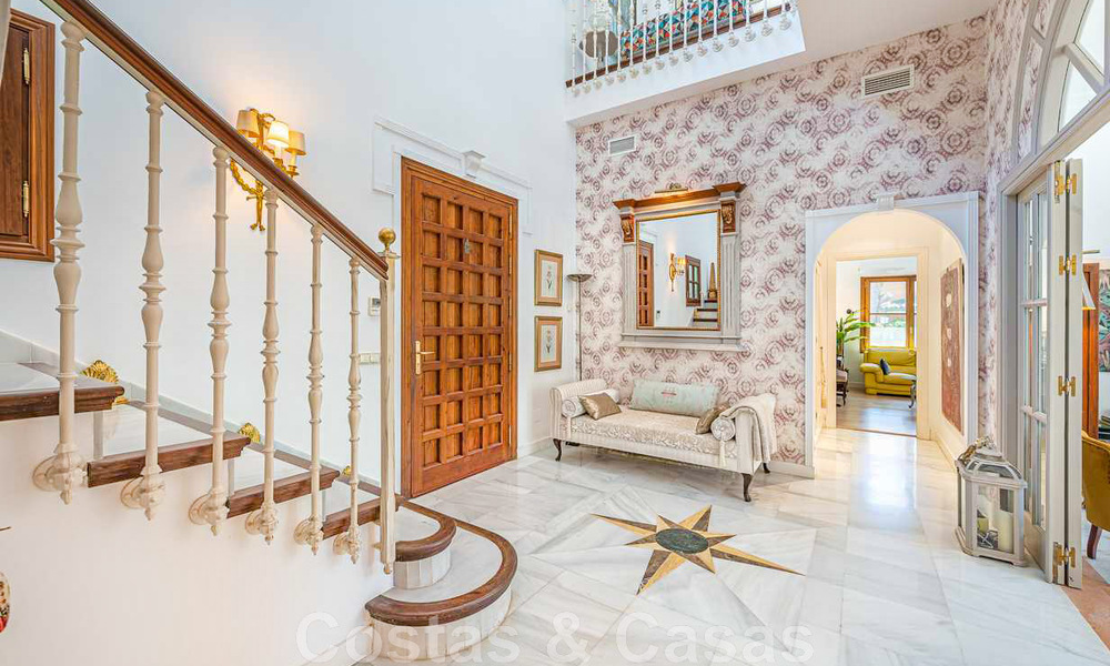 Se vende romántica villa familiar de estilo clásico, en una de las zonas residenciales más exclusivas y privilegiada de la Milla de Oro de Marbella 43023