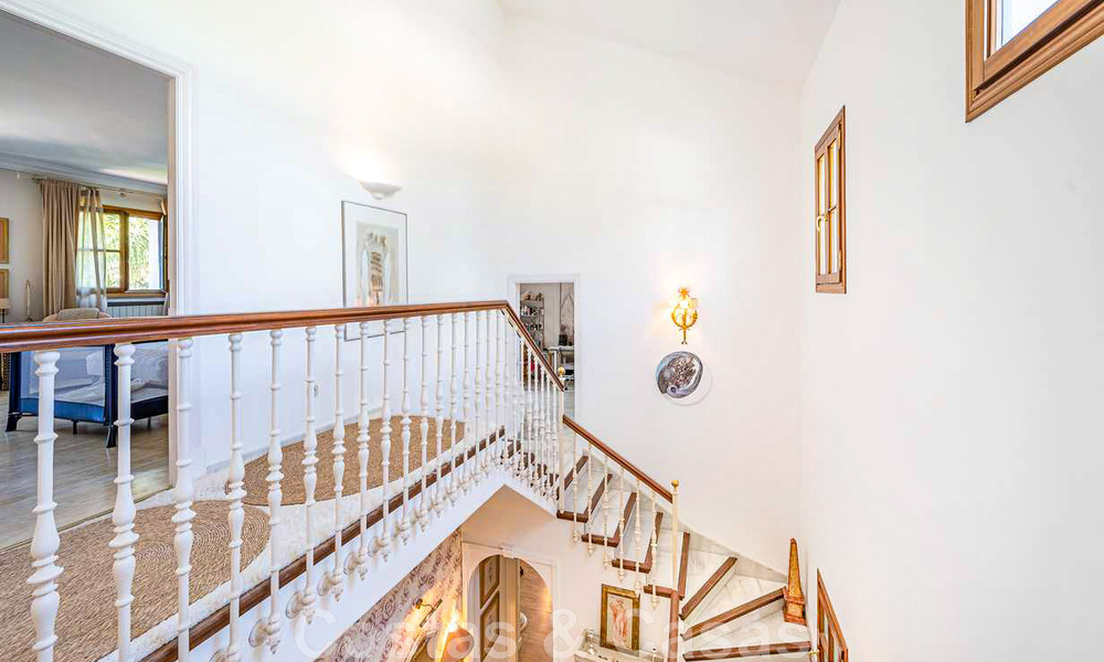 Se vende romántica villa familiar de estilo clásico, en una de las zonas residenciales más exclusivas y privilegiada de la Milla de Oro de Marbella 43025