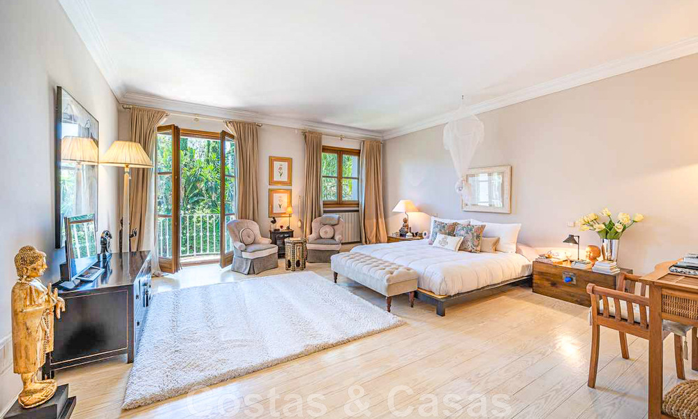 Se vende romántica villa familiar de estilo clásico, en una de las zonas residenciales más exclusivas y privilegiada de la Milla de Oro de Marbella 43026