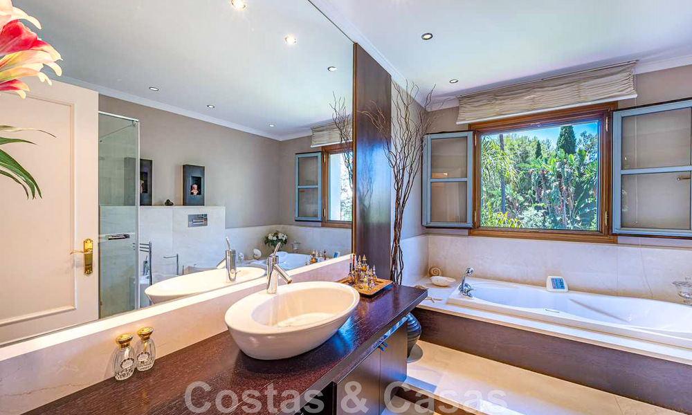 Se vende romántica villa familiar de estilo clásico, en una de las zonas residenciales más exclusivas y privilegiada de la Milla de Oro de Marbella 43027