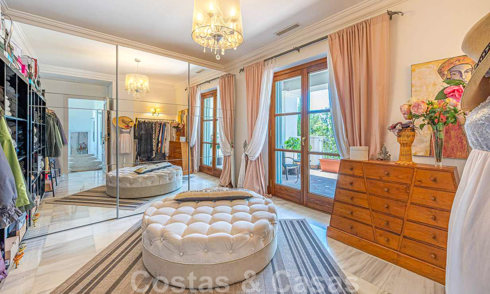 Se vende romántica villa familiar de estilo clásico, en una de las zonas residenciales más exclusivas y privilegiada de la Milla de Oro de Marbella 43028