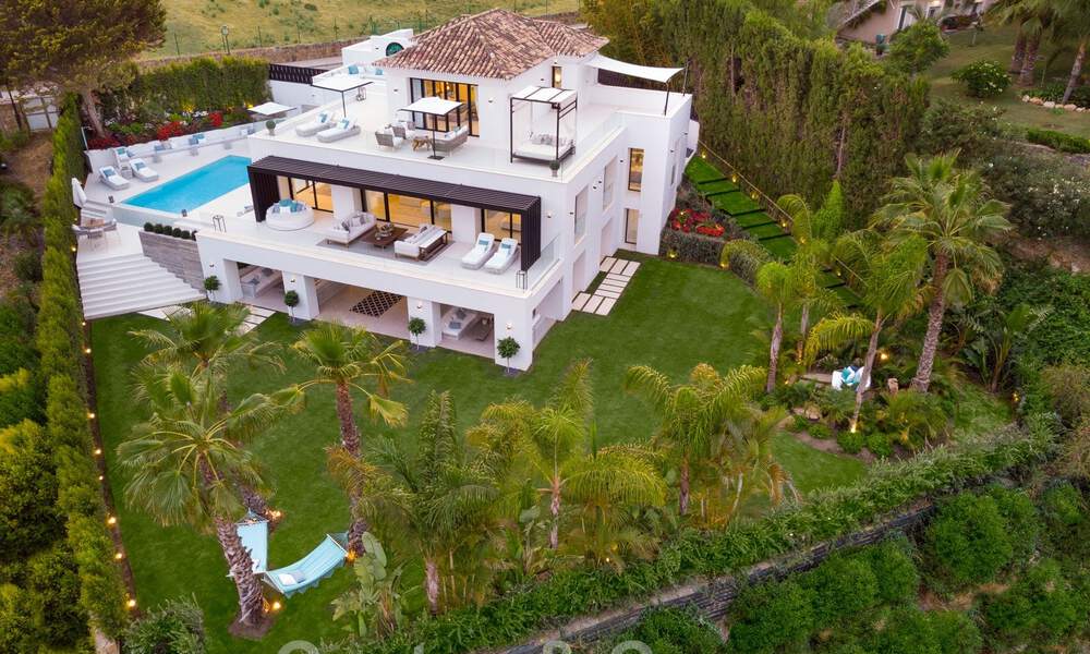 Hermosa y contemporánea villa en venta en el corazón del valle del golf de Nueva Andalucía en Marbella 43029