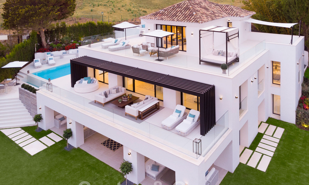 Hermosa y contemporánea villa en venta en el corazón del valle del golf de Nueva Andalucía en Marbella 43030