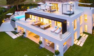 Hermosa y contemporánea villa en venta en el corazón del valle del golf de Nueva Andalucía en Marbella 43031 