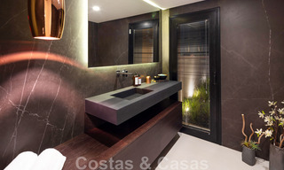 Hermosa y contemporánea villa en venta en el corazón del valle del golf de Nueva Andalucía en Marbella 43032 