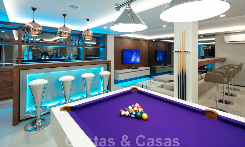 Hermosa y contemporánea villa en venta en el corazón del valle del golf de Nueva Andalucía en Marbella 43033