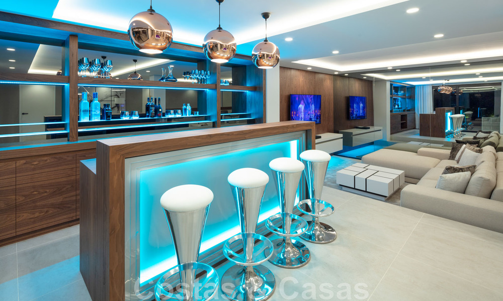 Hermosa y contemporánea villa en venta en el corazón del valle del golf de Nueva Andalucía en Marbella 43034