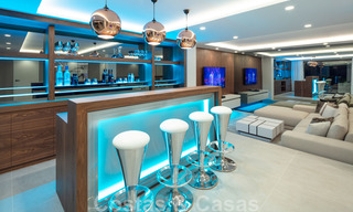 Hermosa y contemporánea villa en venta en el corazón del valle del golf de Nueva Andalucía en Marbella 43034 