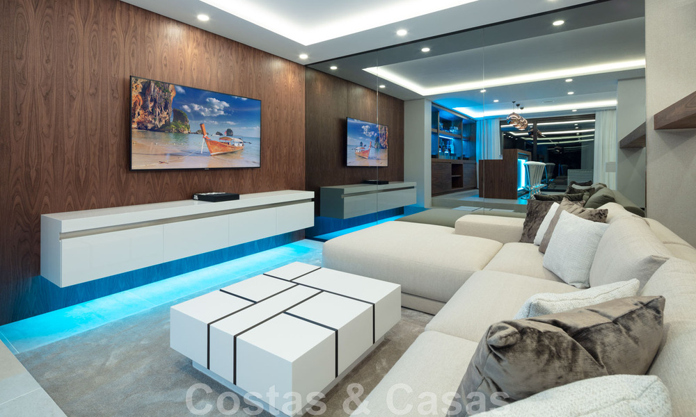 Hermosa y contemporánea villa en venta en el corazón del valle del golf de Nueva Andalucía en Marbella 43035