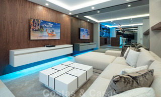 Hermosa y contemporánea villa en venta en el corazón del valle del golf de Nueva Andalucía en Marbella 43035 