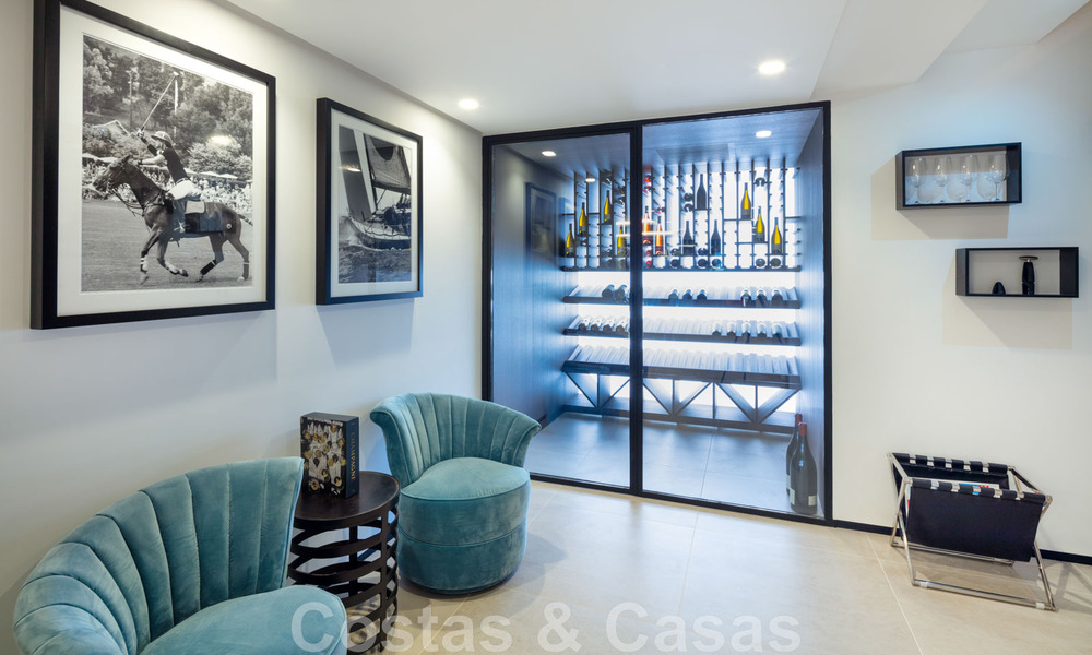 Hermosa y contemporánea villa en venta en el corazón del valle del golf de Nueva Andalucía en Marbella 43036