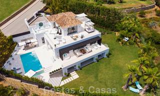 Hermosa y contemporánea villa en venta en el corazón del valle del golf de Nueva Andalucía en Marbella 43037 