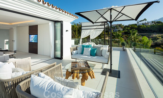 Hermosa y contemporánea villa en venta en el corazón del valle del golf de Nueva Andalucía en Marbella 43039 
