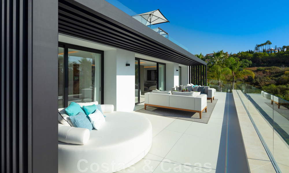 Hermosa y contemporánea villa en venta en el corazón del valle del golf de Nueva Andalucía en Marbella 43040